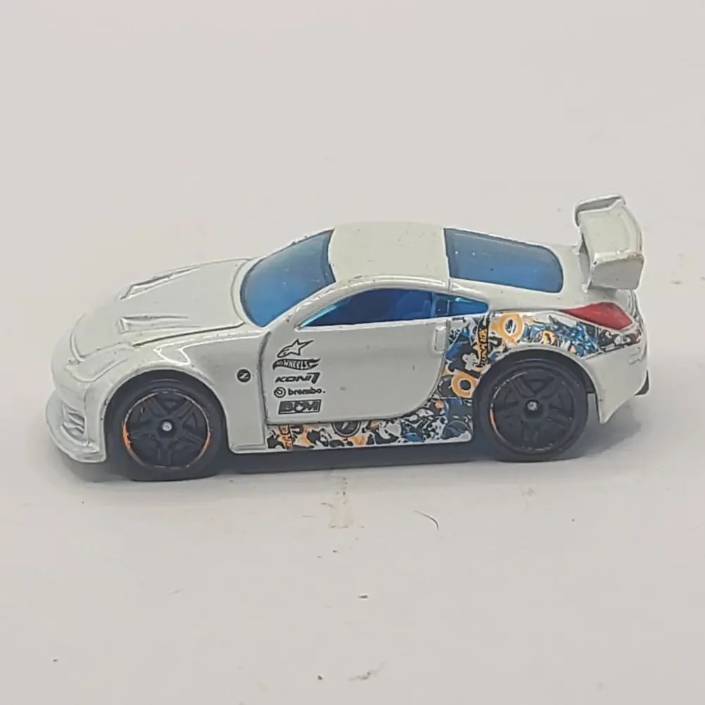 Hot Wheels White Nissan 350Z 1/64 Scale Blue Tint Windows 2005